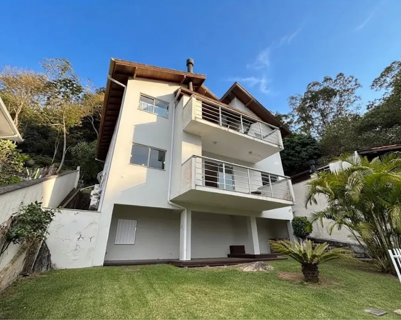 Casa de 4 Dormitorios con Vista al Mar en Venta en Sambaqui, Florianópolis — Sambaqui