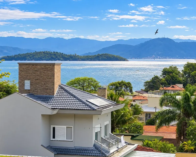Casa de 4 Dormitorios con Vista al Mar en Venta en Sambaqui, Florianópolis — Sambaqui