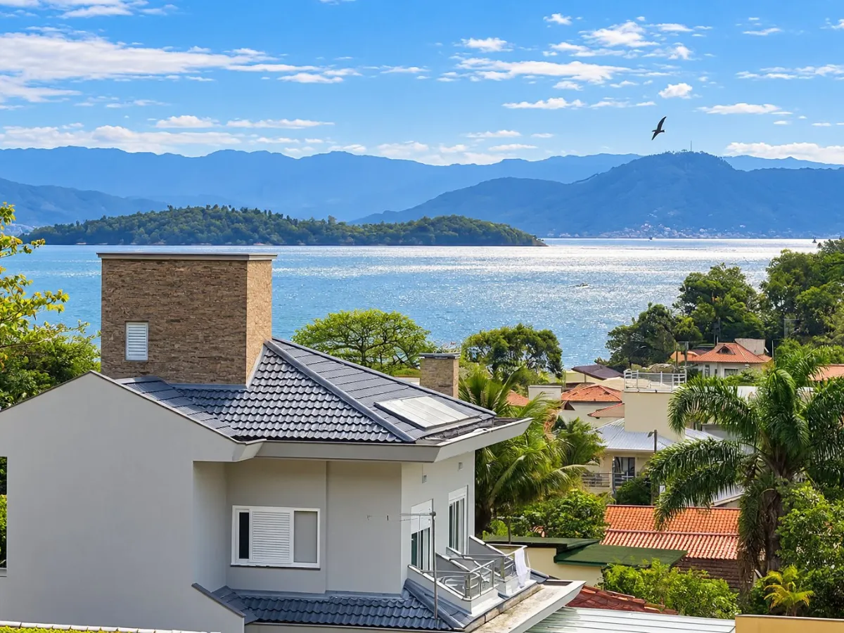 Casa de 4 Dormitorios con Vista al Mar en Venta en Sambaqui, Florianópolis — Sambaqui