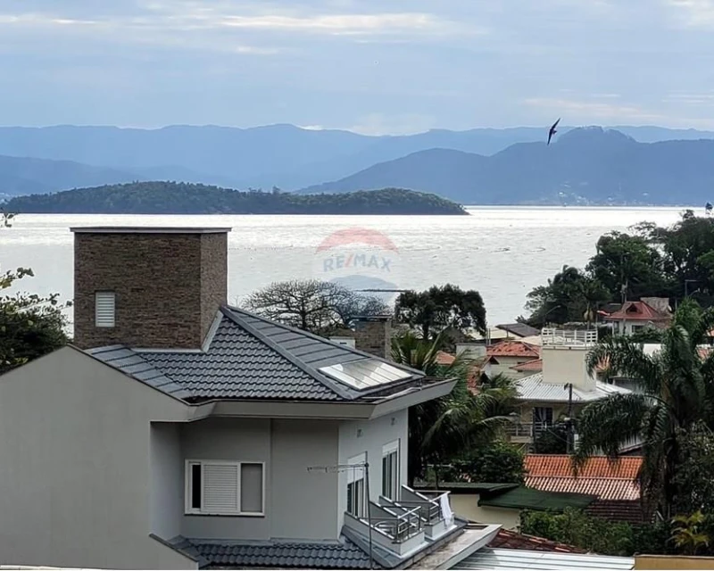 4-Bedroom House with Sea View for Sale in Sambaqui, Florianópolis — Sambaqui
