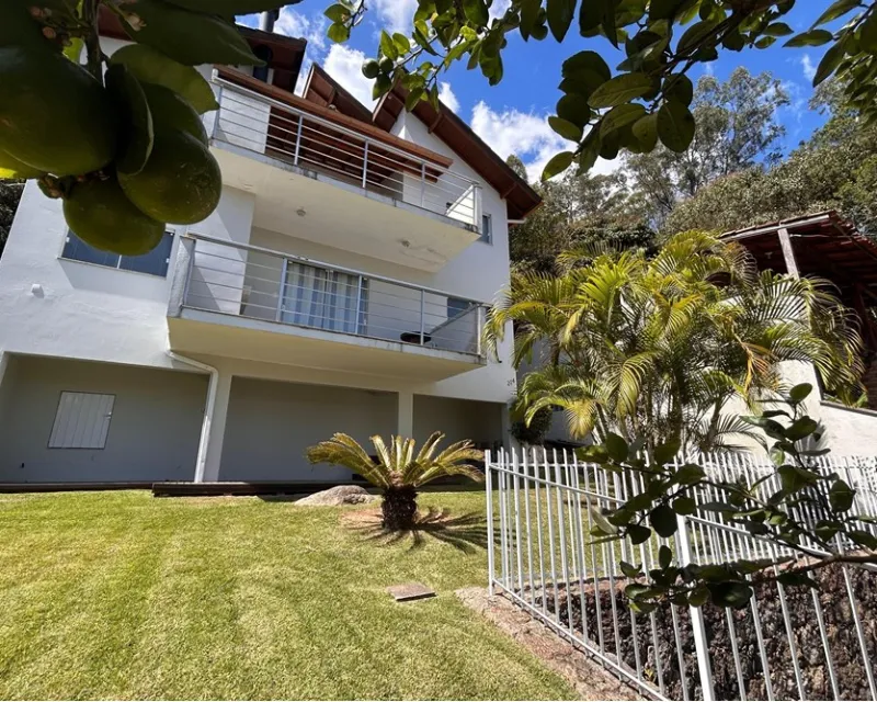 Casa de 4 Dormitorios con Vista al Mar en Venta en Sambaqui, Florianópolis — Sambaqui