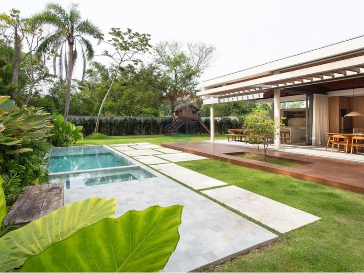 Casa 4 Suítes à Venda em Cachoeira do Bom Jesus, Florianópolis — Cachoeira do Bom Jesus