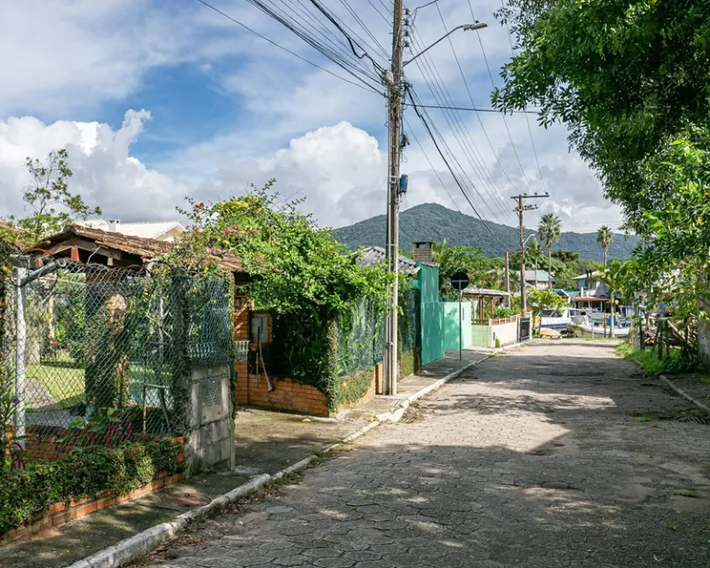 Casa à Venda com 4 Dormitórios — Barra da Lagoa, Florianópolis — Barra da Lagoa