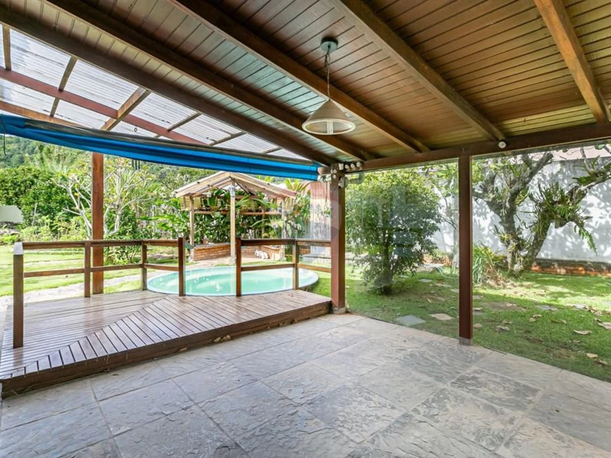 Casa à Venda com 4 Dormitórios — Barra da Lagoa, Florianópolis