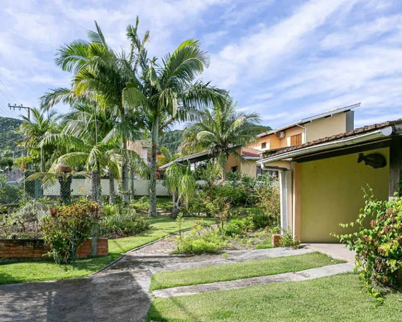 Casa à Venda com 4 Dormitórios — Barra da Lagoa, Florianópolis — Barra da Lagoa