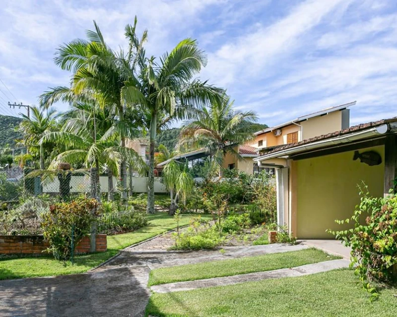 Casa à Venda com 4 Dormitórios — Barra da Lagoa, Florianópolis — Barra da Lagoa