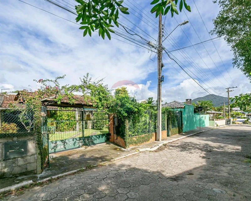 Casa à Venda com 4 Dormitórios — Barra da Lagoa, Florianópolis — Barra da Lagoa