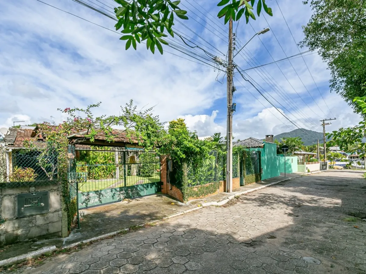 Casa à Venda com 4 Dormitórios — Barra da Lagoa, Florianópolis — Barra da Lagoa