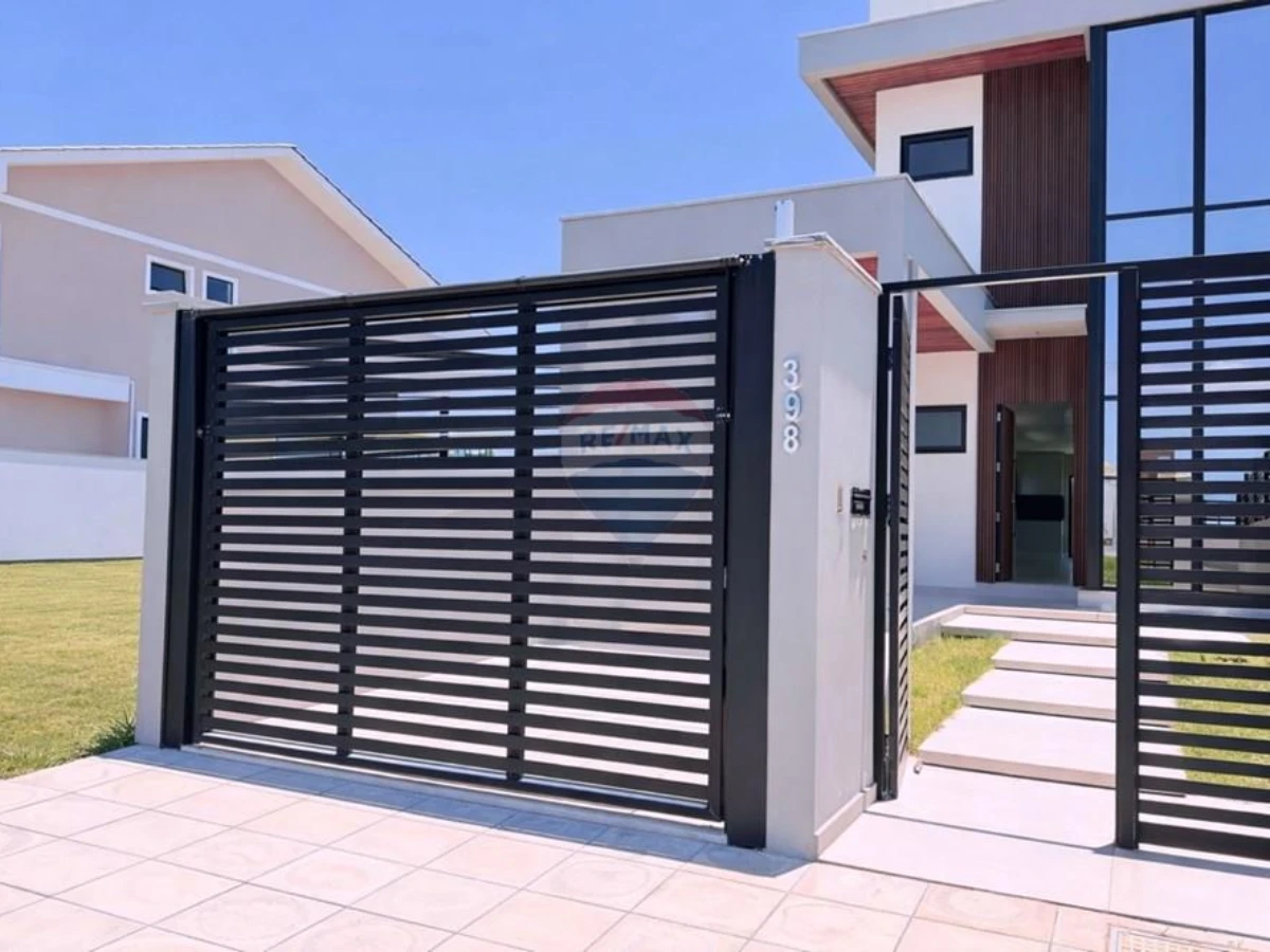 Casa Nova com 3 Suítes à Venda no Jardim Campeche, Florianópolis — 167,5 m² de Área Útil
