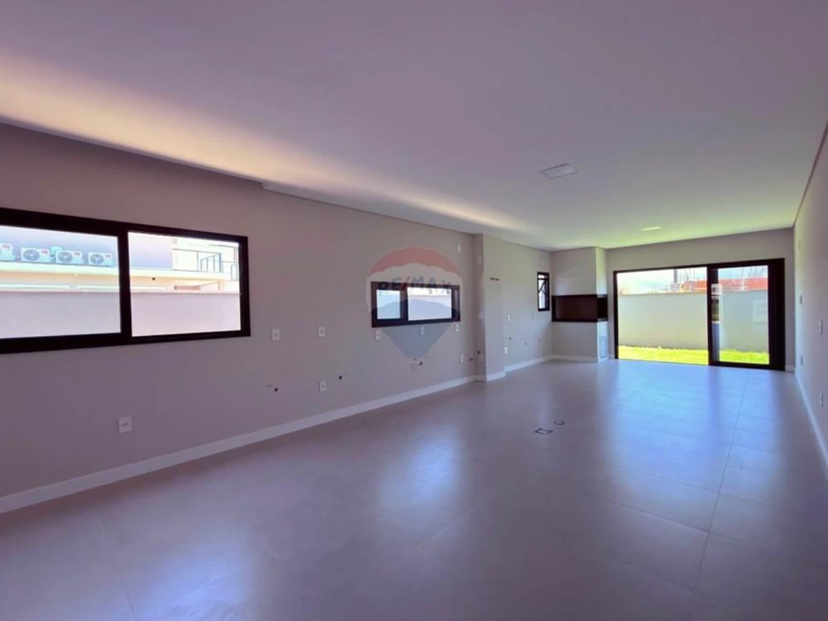 Casa Nova com 3 Suítes à Venda no Jardim Campeche, Florianópolis — 167,5 m² de Área Útil