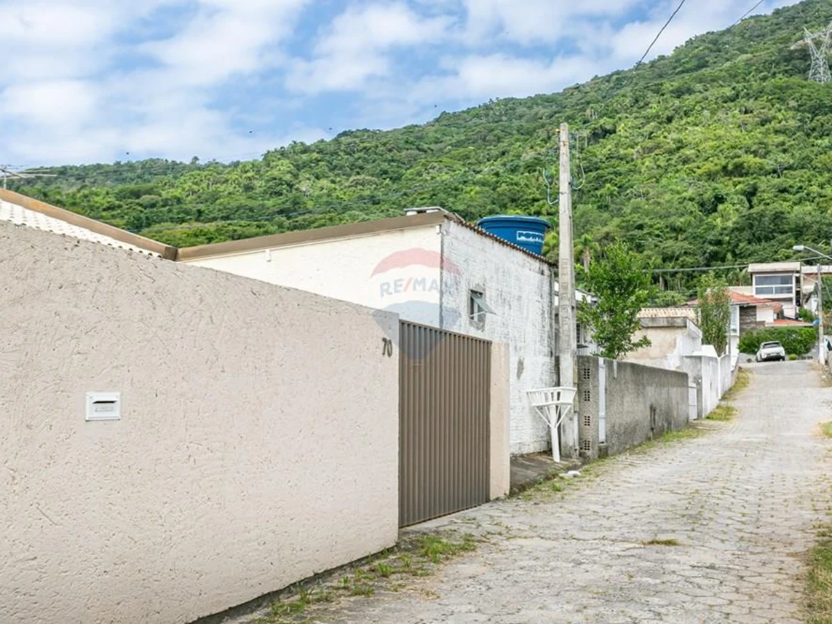 Casa à Venda — 185 m² de Área Útil, 5 Dormitórios, Piscina, Ribeirão da Ilha, Florianópolis