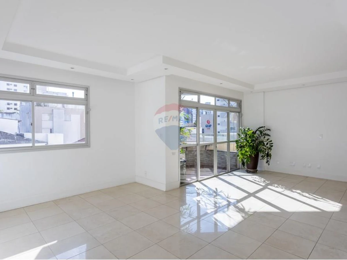 Apartamento 4 Dormitórios à Venda — Centro, Florianópolis