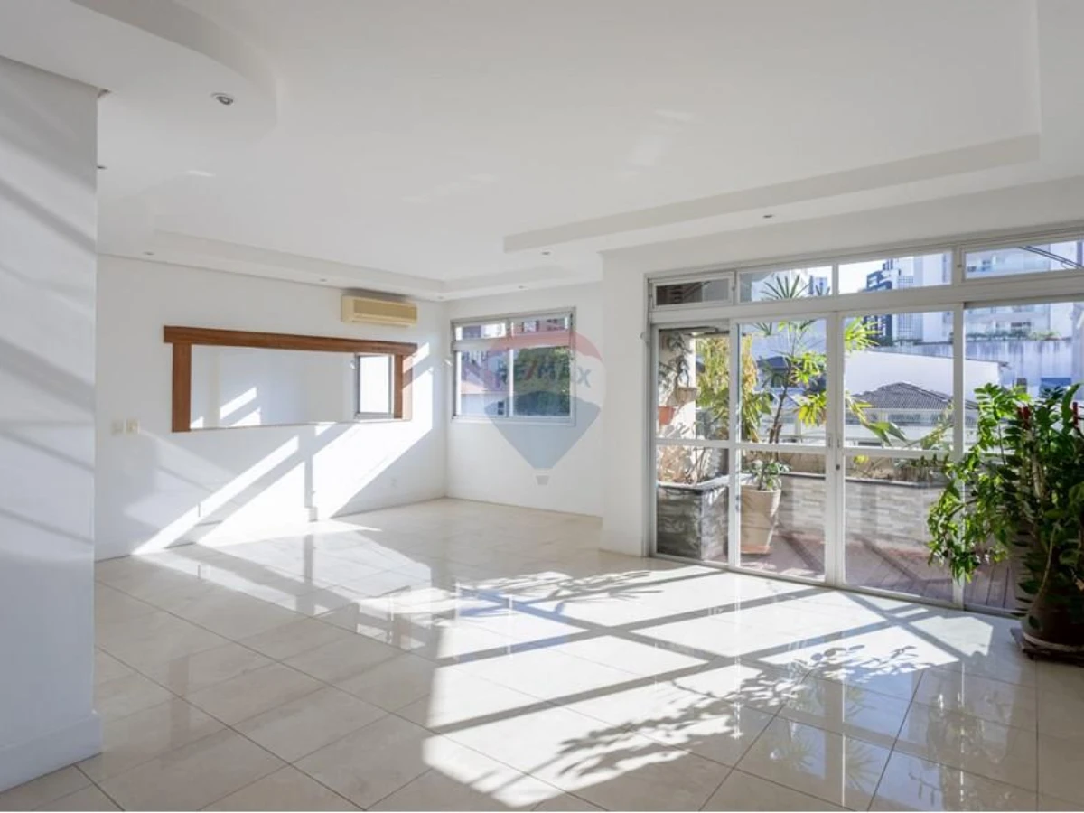 Apartamento 4 Dormitórios à Venda — Centro, Florianópolis