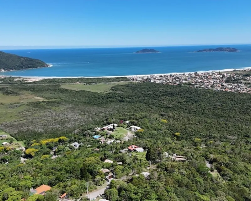 Casa Contenedor en Venta — Lote de 1.414 m² con Vista al Mar, Pântano do Sul, Florianópolis — Ribeirão da Ilha