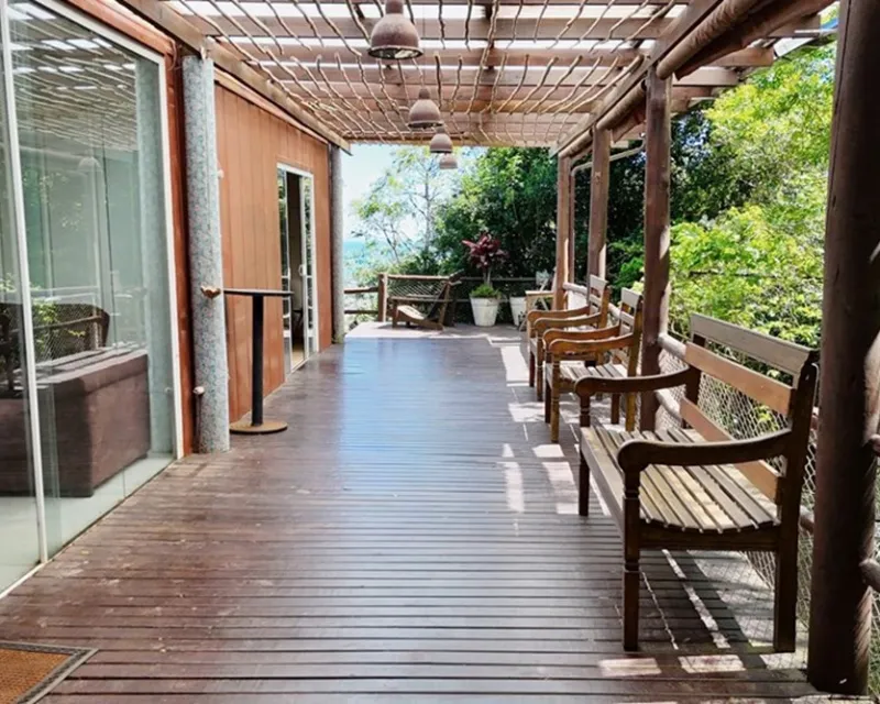 Casa Contenedor en Venta — Lote de 1.414 m² con Vista al Mar, Pântano do Sul, Florianópolis — Ribeirão da Ilha