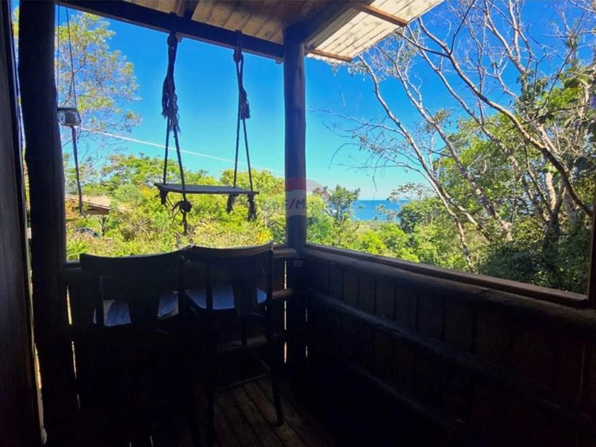 Casa Contêiner à Venda — Terreno de 1.414 m² com Vista para o Mar, Pântano do Sul, Florianópolis