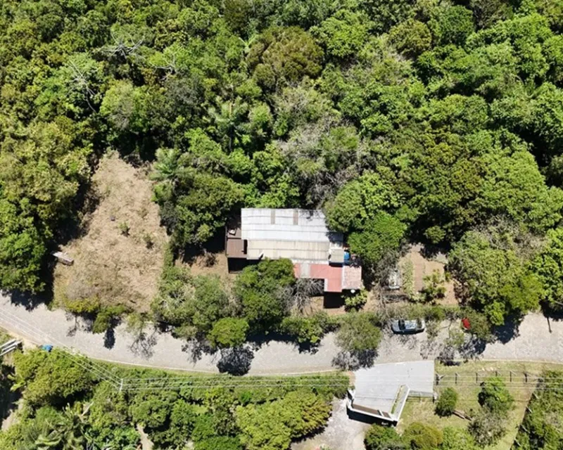 Casa Contenedor en Venta — Lote de 1.414 m² con Vista al Mar, Pântano do Sul, Florianópolis — Ribeirão da Ilha
