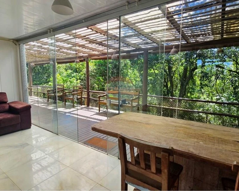 Casa Contêiner à Venda — Terreno de 1.414 m² com Vista para o Mar, Pântano do Sul, Florianópolis