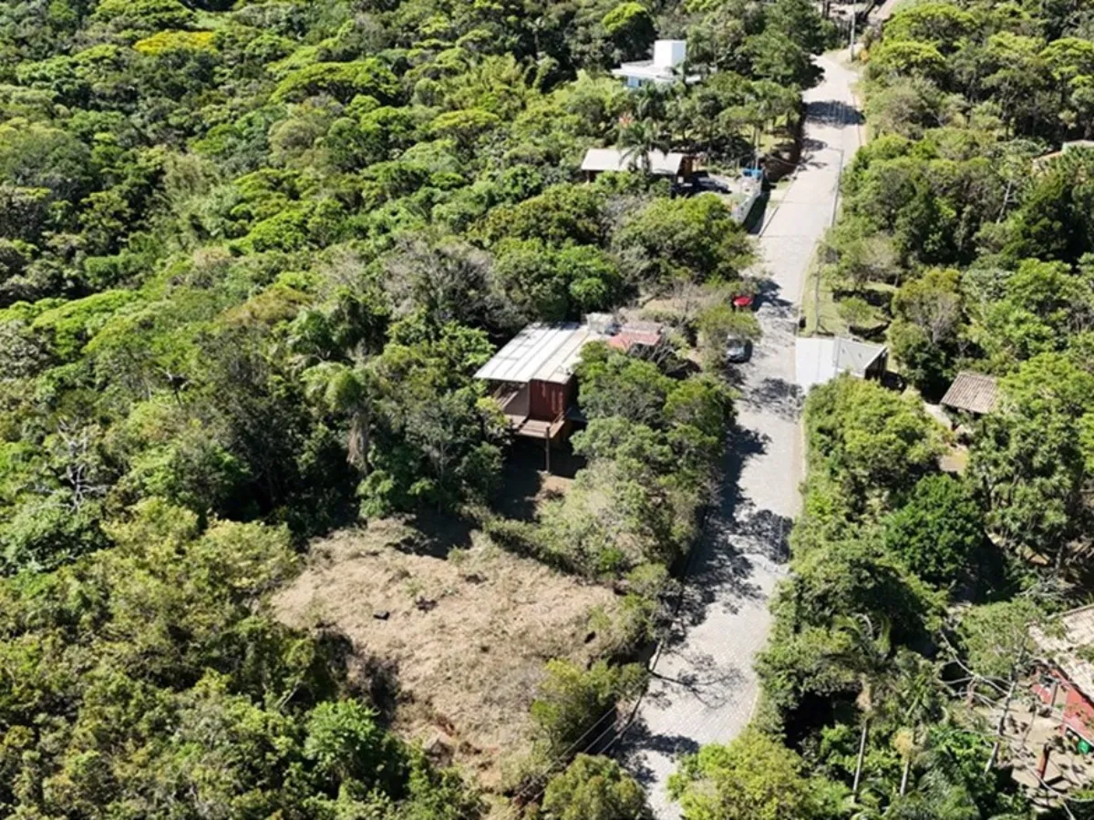 Casa Contenedor en Venta — Lote de 1.414 m² con Vista al Mar, Pântano do Sul, Florianópolis — Ribeirão da Ilha