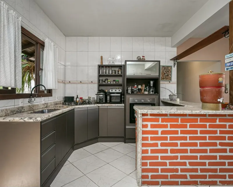 4-Bedroom House for Sale in Campeche, Florianópolis — 580 m² Lot — Campeche