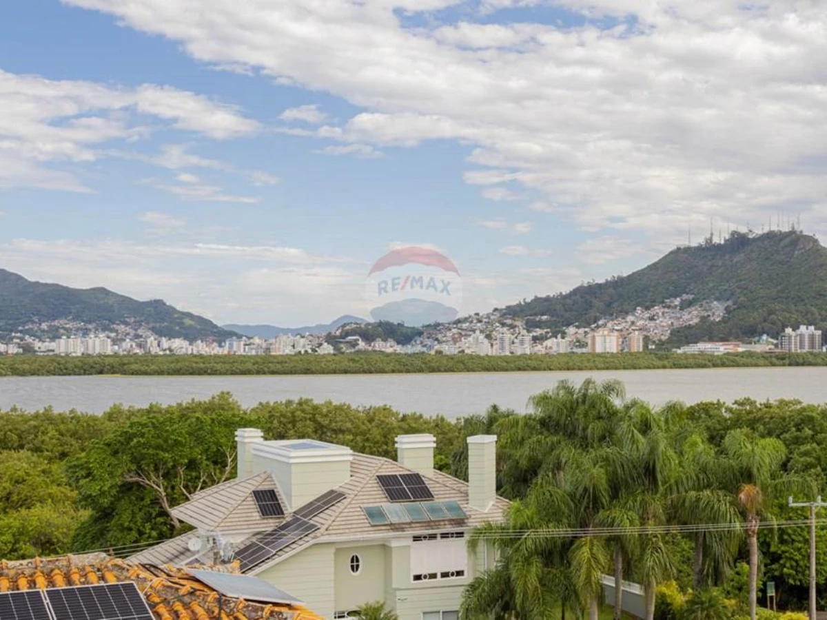 Casa 3 Dormitórios com Vista para a Baía Norte — João Paulo, Florianópolis