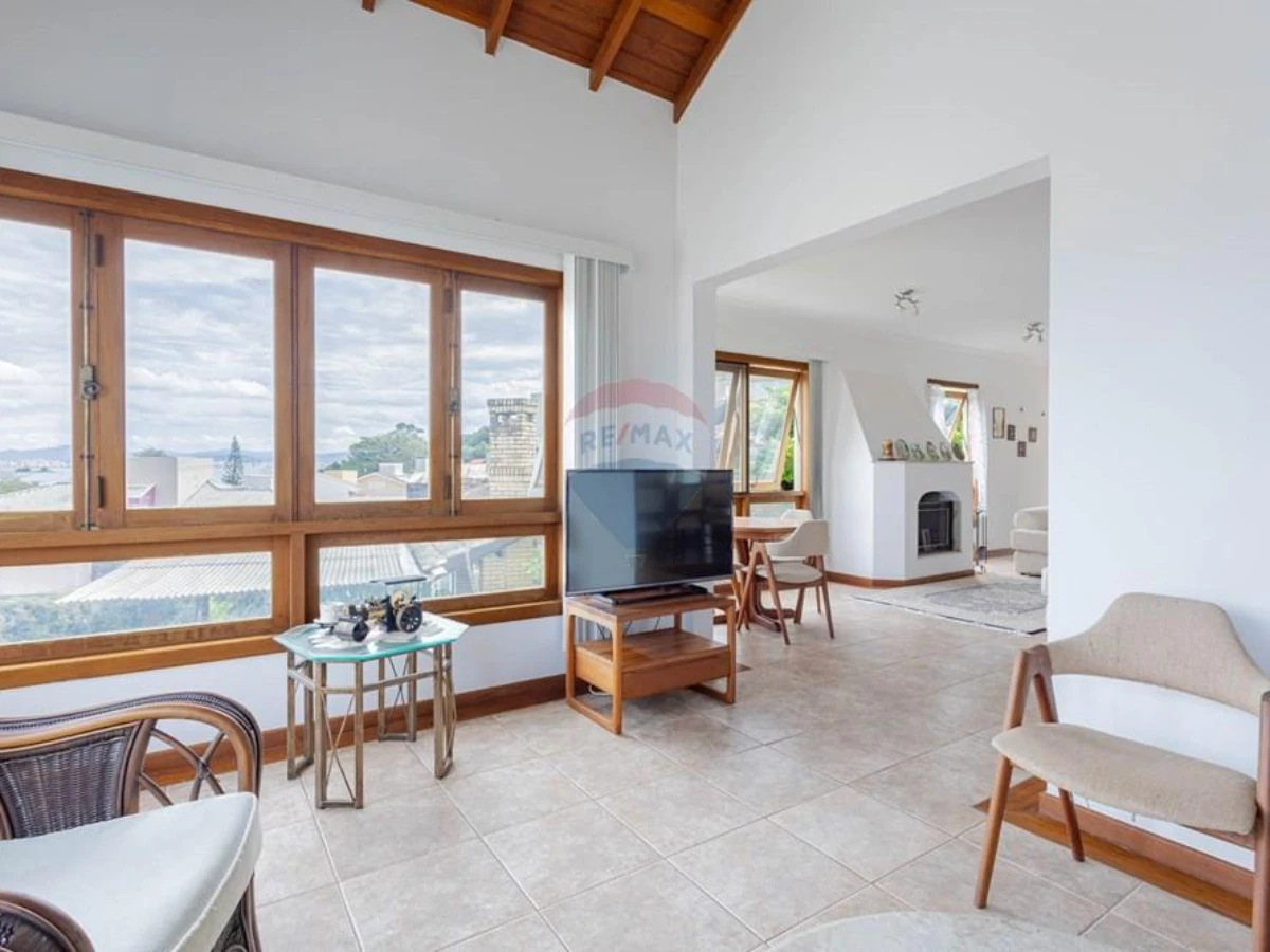 Casa 3 Dormitórios com Vista para a Baía Norte — João Paulo, Florianópolis