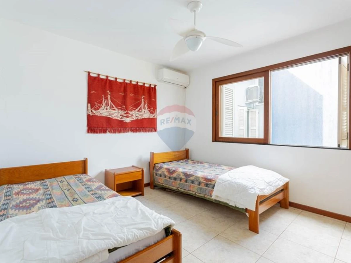 Casa 3 Dormitórios com Vista para a Baía Norte — João Paulo, Florianópolis