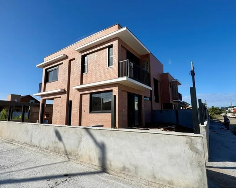 Sobrado 3 Dormitórios à Venda em Carianos, Florianópolis — Carianos