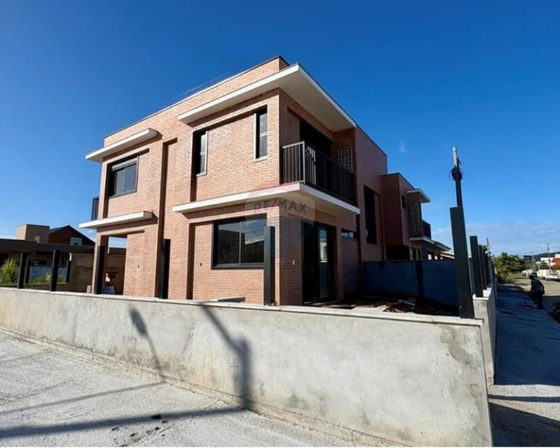 Sobrado 3 Dormitórios à Venda em Carianos, Florianópolis — Carianos