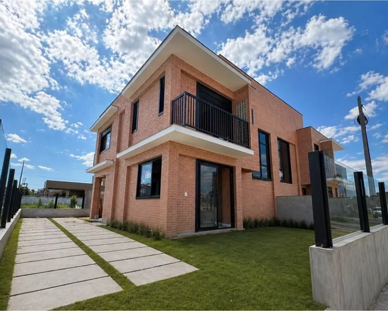 Casa de 3 Dormitorios en Venta en Carianos, Florianópolis — Carianos
