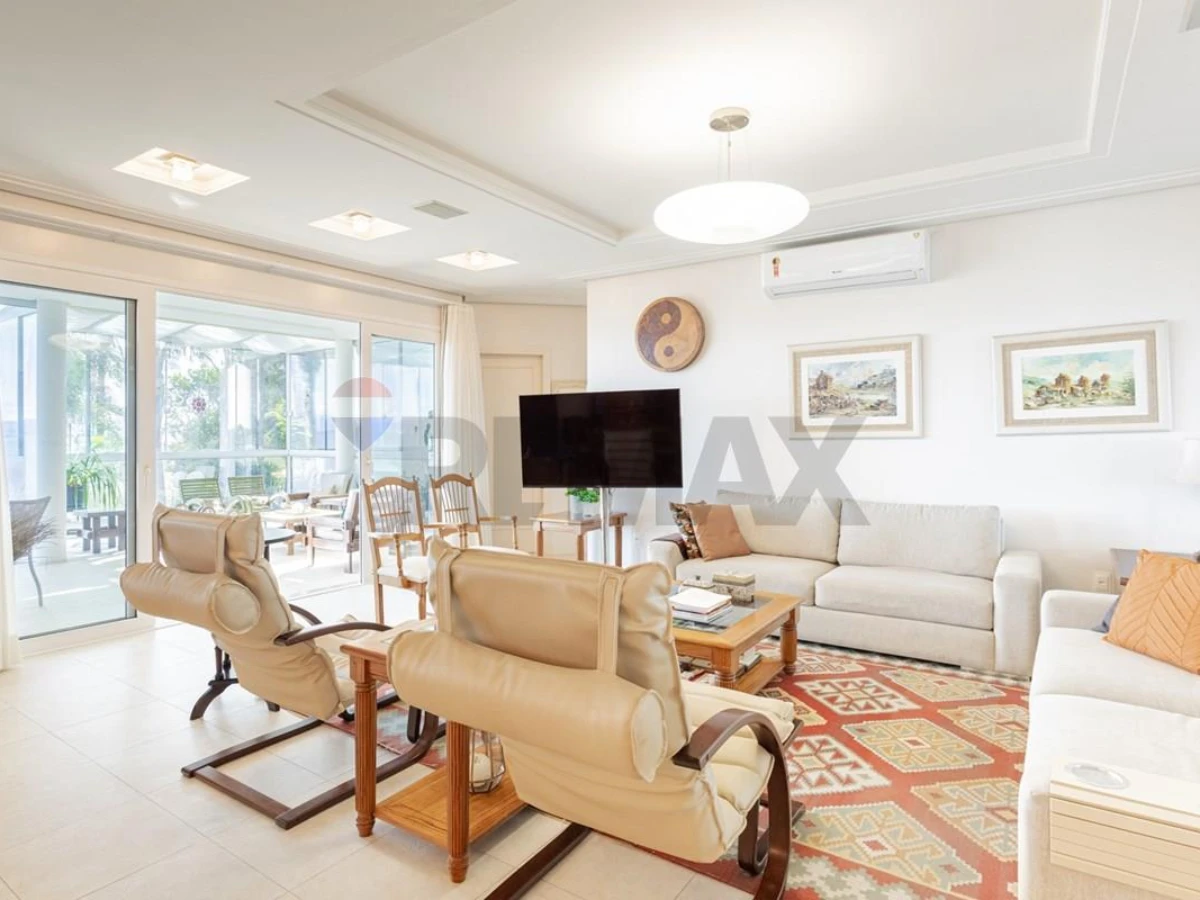 Casa Frente Mar em Cacupé, Florianópolis — 5 Suítes, 505 m²