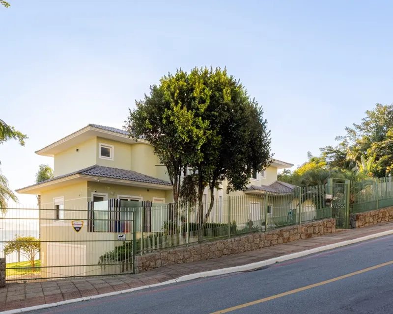 Casa Frente al Mar en Cacupé, Florianópolis — 5 Suites, 505 m² — Cacupé