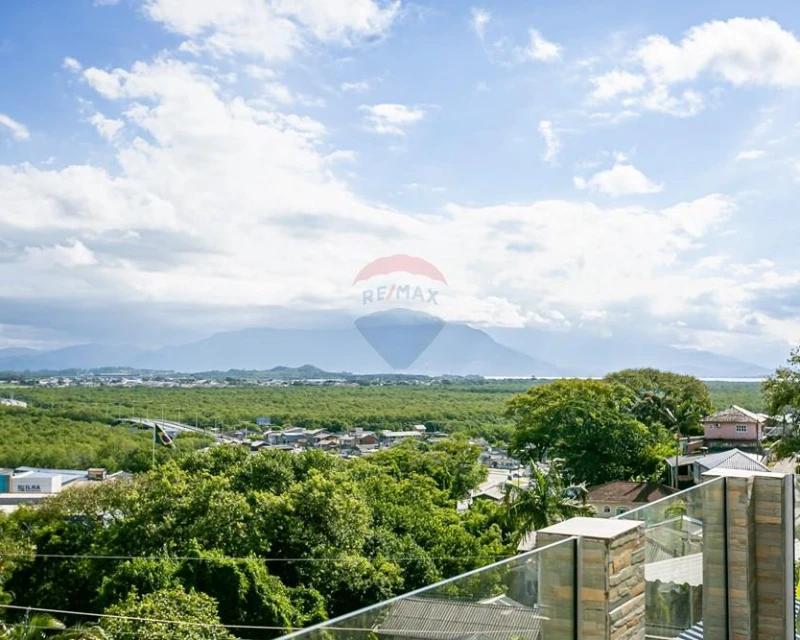 Casa 3 Dormitórios com Terreno de 3.200 m² — Costeira do Pirajubaé, Florianópolis — Costeira do Pirajubaé