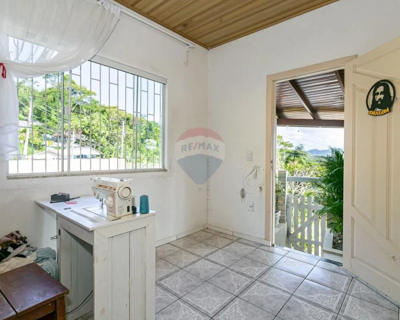 Casa 3 Dormitórios com Terreno de 3.200 m² — Costeira do Pirajubaé, Florianópolis — Costeira do Pirajubaé