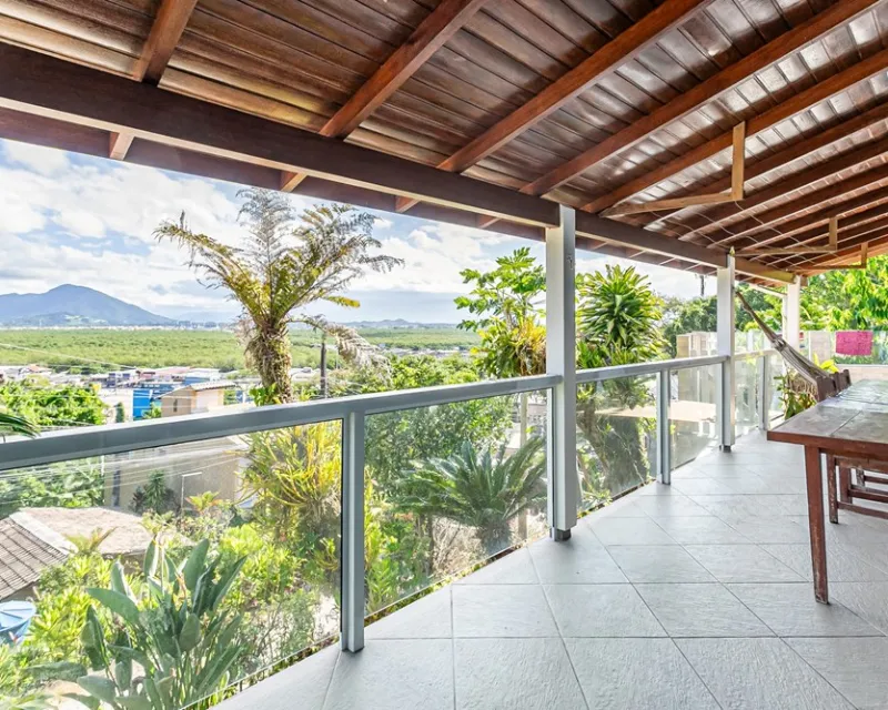 Casa 3 Dormitorios con Terreno de 3.200 m² — Costeira do Pirajubaé, Florianópolis — Costeira do Pirajubaé