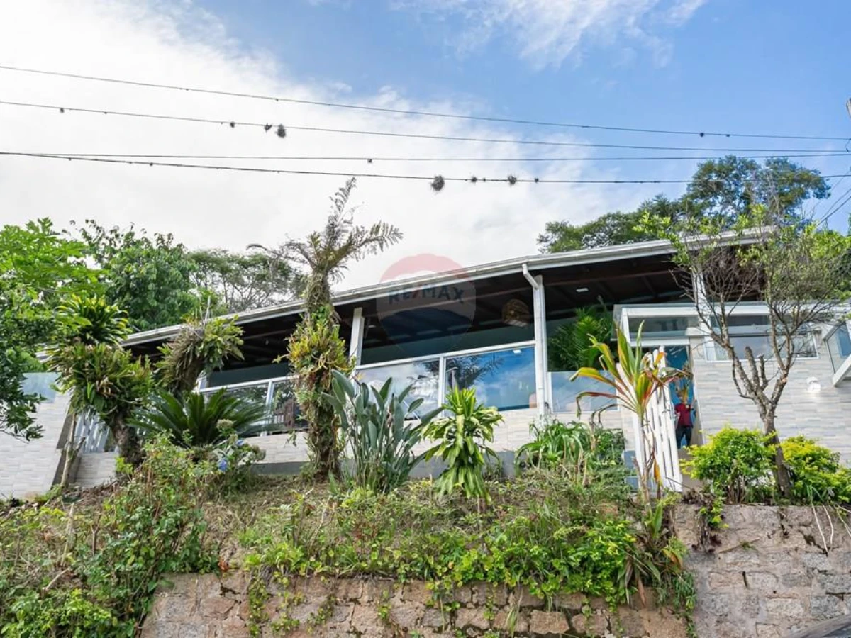 Casa 3 Dormitórios com Terreno de 3.200 m² — Costeira do Pirajubaé, Florianópolis