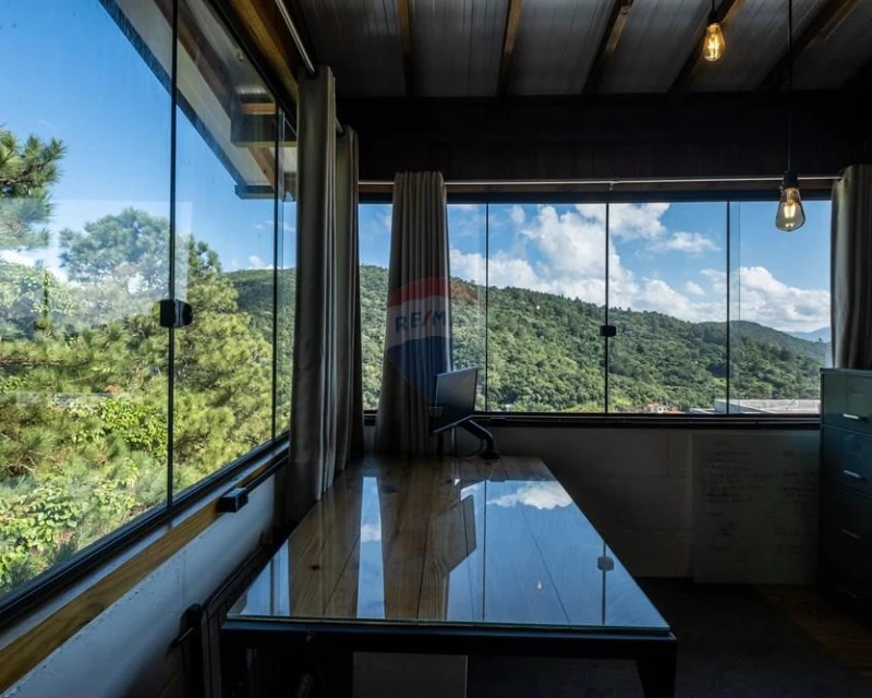 Casa 4 Dormitorios con Vista a las Montañas en Venta en Santo Antônio de Lisboa — Santo Antônio de Lisboa