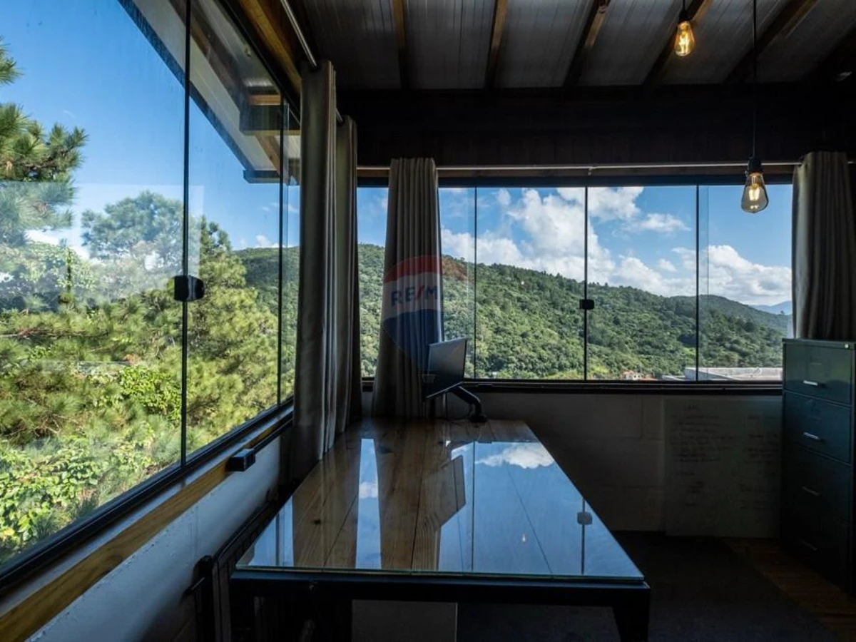 Casa 4 Dormitorios con Vista a las Montañas en Venta en Santo Antônio de Lisboa — Santo Antônio de Lisboa