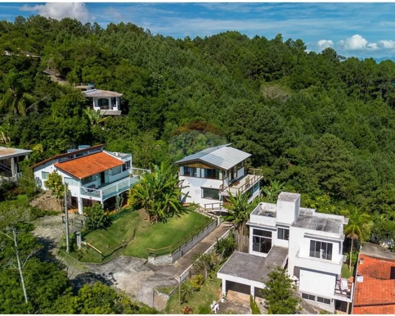 Casa 4 Dormitorios con Vista a las Montañas en Venta en Santo Antônio de Lisboa — Santo Antônio de Lisboa