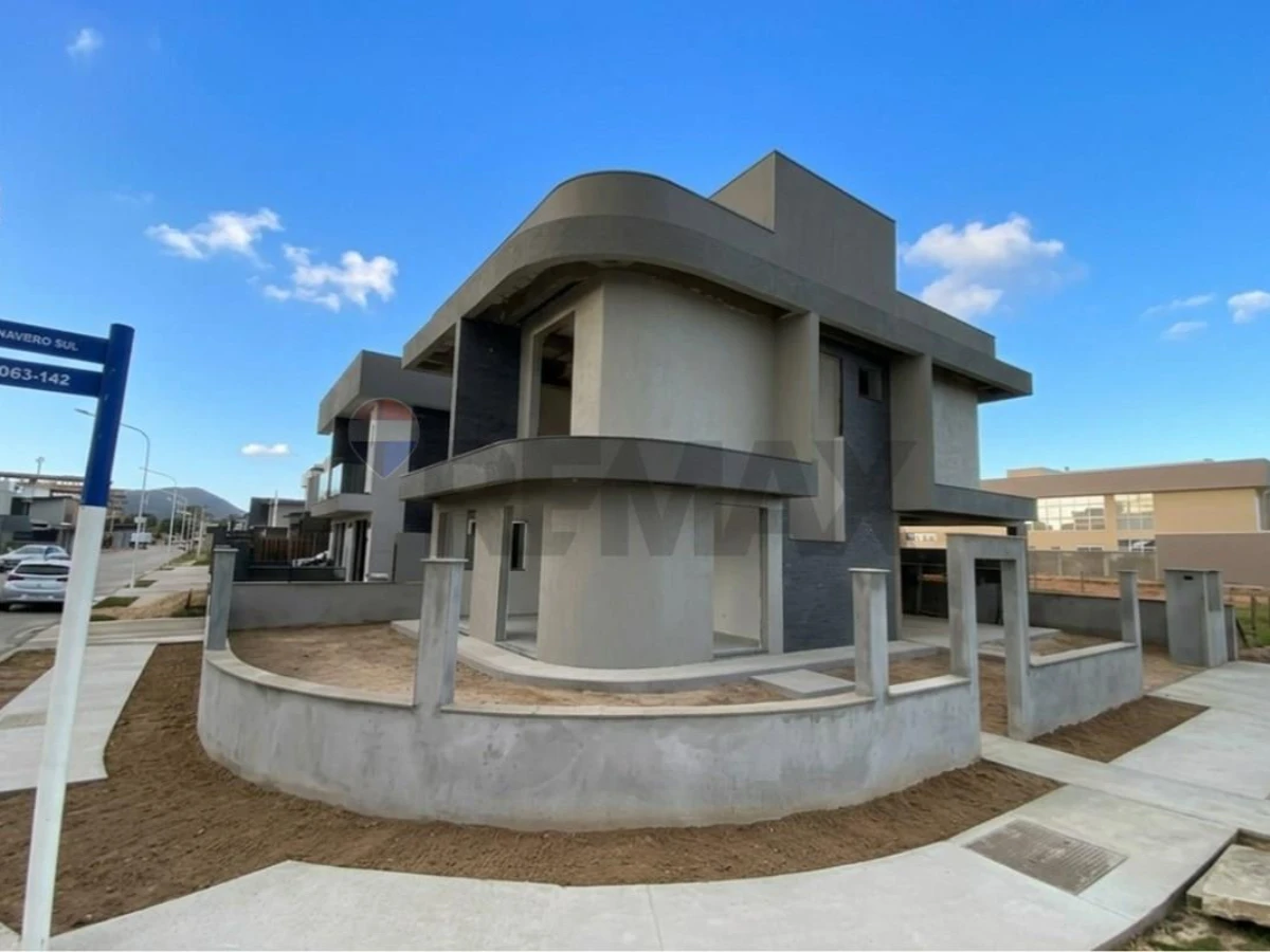 Casa 4 Suítes à Venda no Jardim Campeche, Florianópolis
