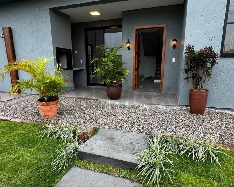 Casa 3 Dormitórios à Venda em Canasvieiras, Florianópolis — 165 m²