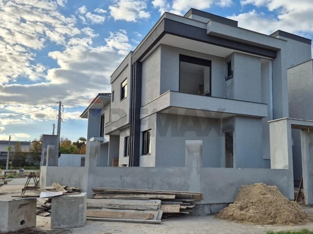 Casa 3 Dormitórios à Venda em Canasvieiras, Florianópolis — 117 m²