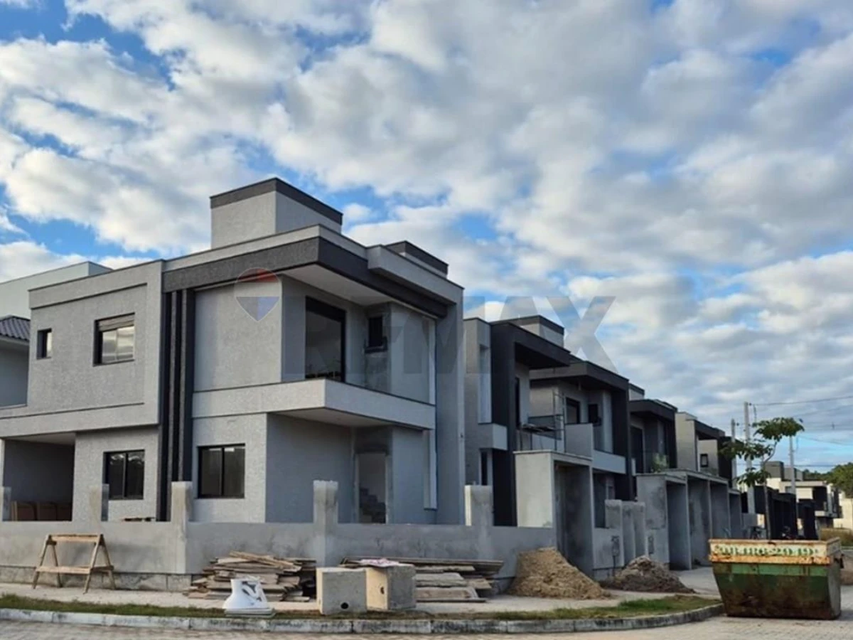 Casa 3 Dormitórios à Venda em Canasvieiras, Florianópolis — 117 m²