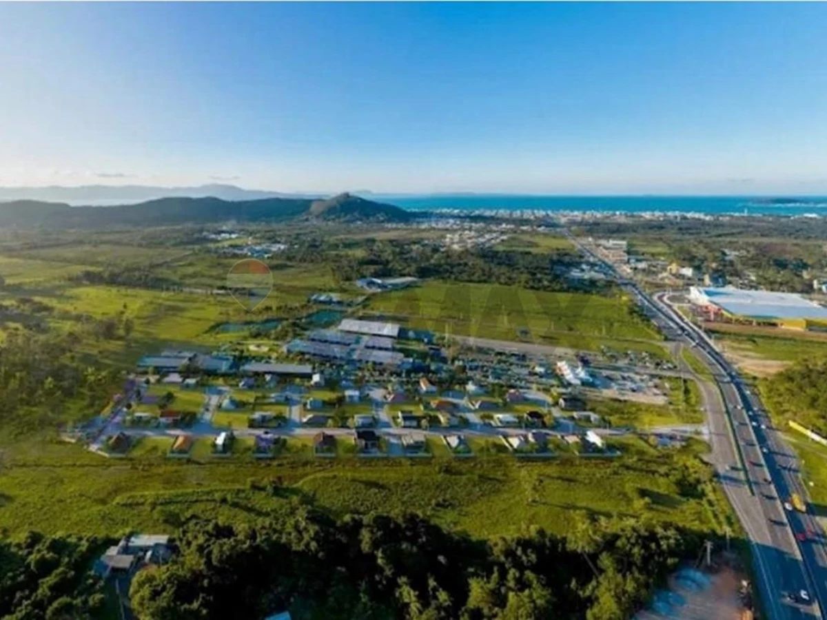 Casa 3 Dormitórios à Venda em Canasvieiras, Florianópolis — 117 m²
