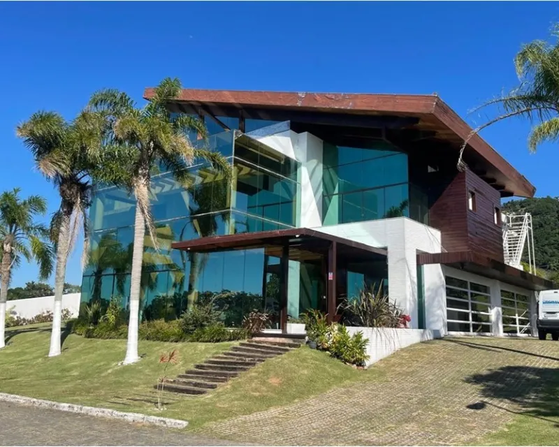 Casa 8 Dormitórios à Venda no Costão Golf Ville, Ingleses — Ingleses