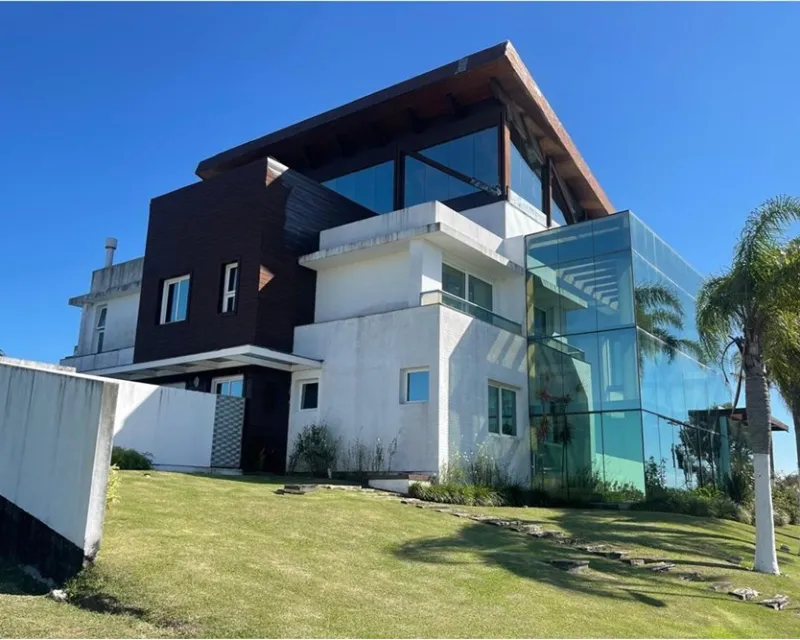 Casa 8 Dormitórios à Venda no Costão Golf Ville, Ingleses — Ingleses