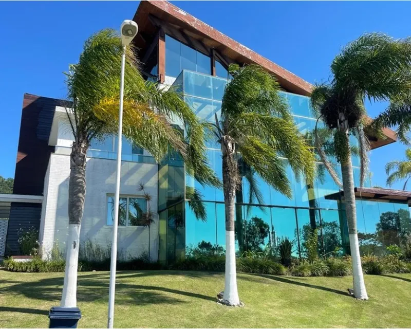 Casa 8 Dormitórios à Venda no Costão Golf Ville, Ingleses — Ingleses