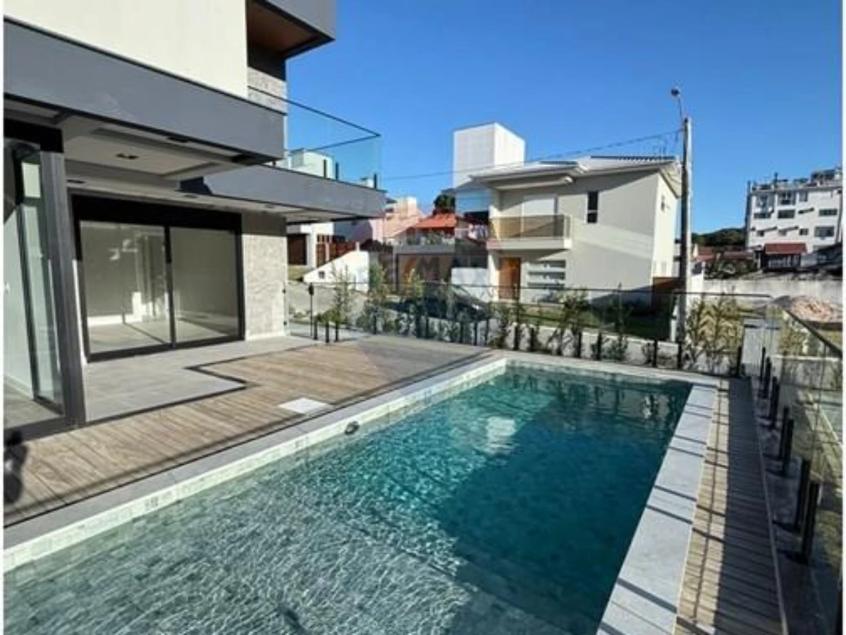 Casa com 4 Suítes em Condomínio Fechado a 100 m da Praia — Ingleses, Florianópolis