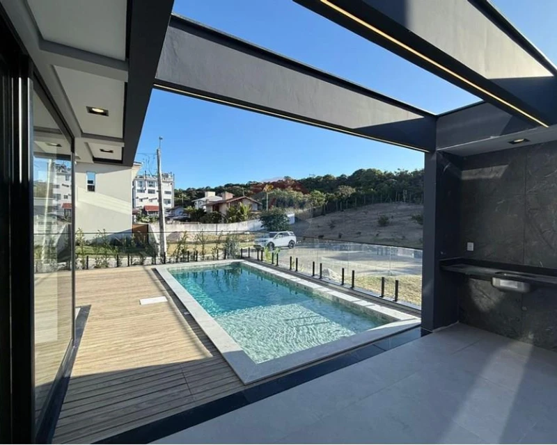 Casa com 4 Suítes em Condomínio Fechado a 100 m da Praia — Ingleses, Florianópolis