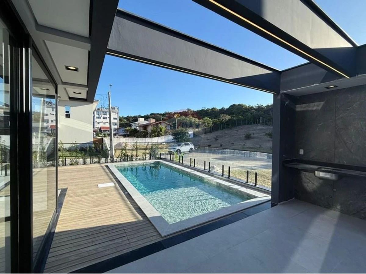 Casa com 4 Suítes em Condomínio Fechado a 100 m da Praia — Ingleses, Florianópolis